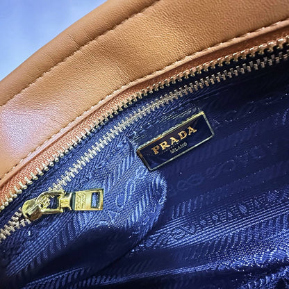 PRADA COPY ONE NEW CAME  BIG SIZE 
220 dhs🇦🇪🇦🇪

Zain295
♥️♥️♥️