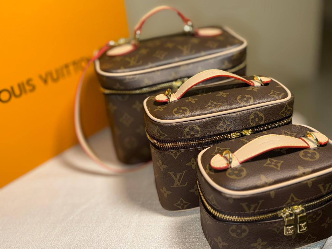 LV 
Small 95 dhs🌺
Medium 105 dhs🌺
Big 110 dhs🌺

Zain175
♥️♥️♥️