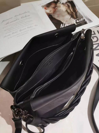 Givenchy

New arrived 
Givenchy women's bag 
115 dhs🇦🇪🇦🇪

Size 29cm

Zain161
♥️♥️♥️