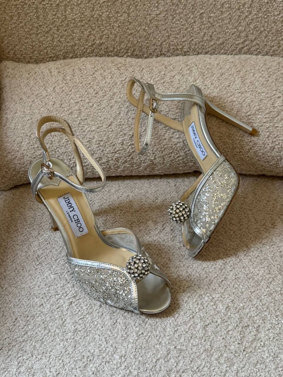✨ Jimmy Choo ✨
✨ 𝐕𝐈𝐏 𝐐𝐮𝐚𝐥𝐢𝐭𝐲 ✨
✨ 𝐒𝐢𝐳𝐞𝐬: 𝟑𝟔 — 𝟒𝟏 ✨
450 dhs💓

Zain298
♥️♥️♥️