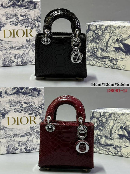 DIOR 
MINI SIZE 
 GOOD QUALITY 

WITH BOX 
🎁🎁🎁

100 dhs✅

SIZE : 14 cm

Zain295
♥️♥️♥️