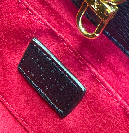 LV
GOOD QUALITY 
WITHBOX
90 dhs💓
SIZE : 28cm

Zain17
♥️♥️♥️