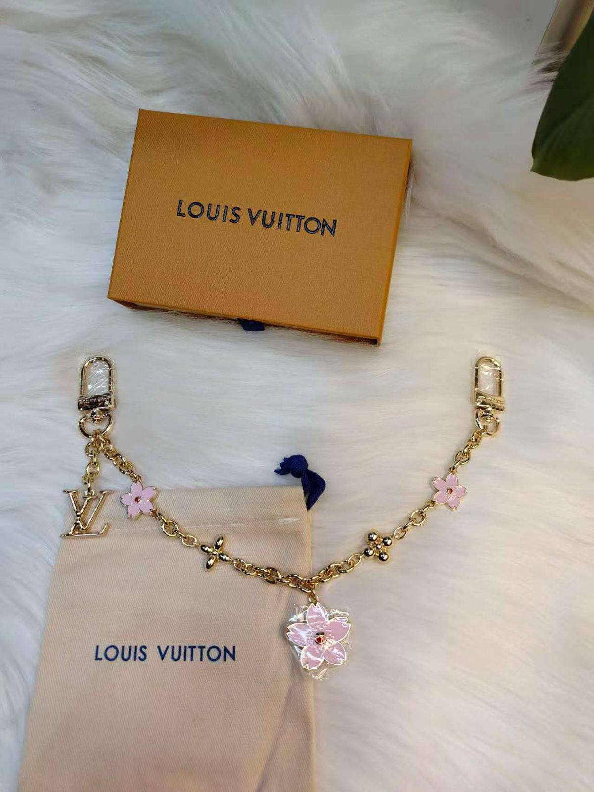 LV
80 dhs🌺

Zain107
♥️♥️♥️
Charms