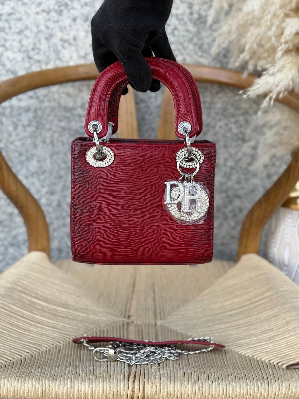 DIOR
17cm
340 dhs✅
Top quality 
With box🎁

Zain167
♥️♥️♥️