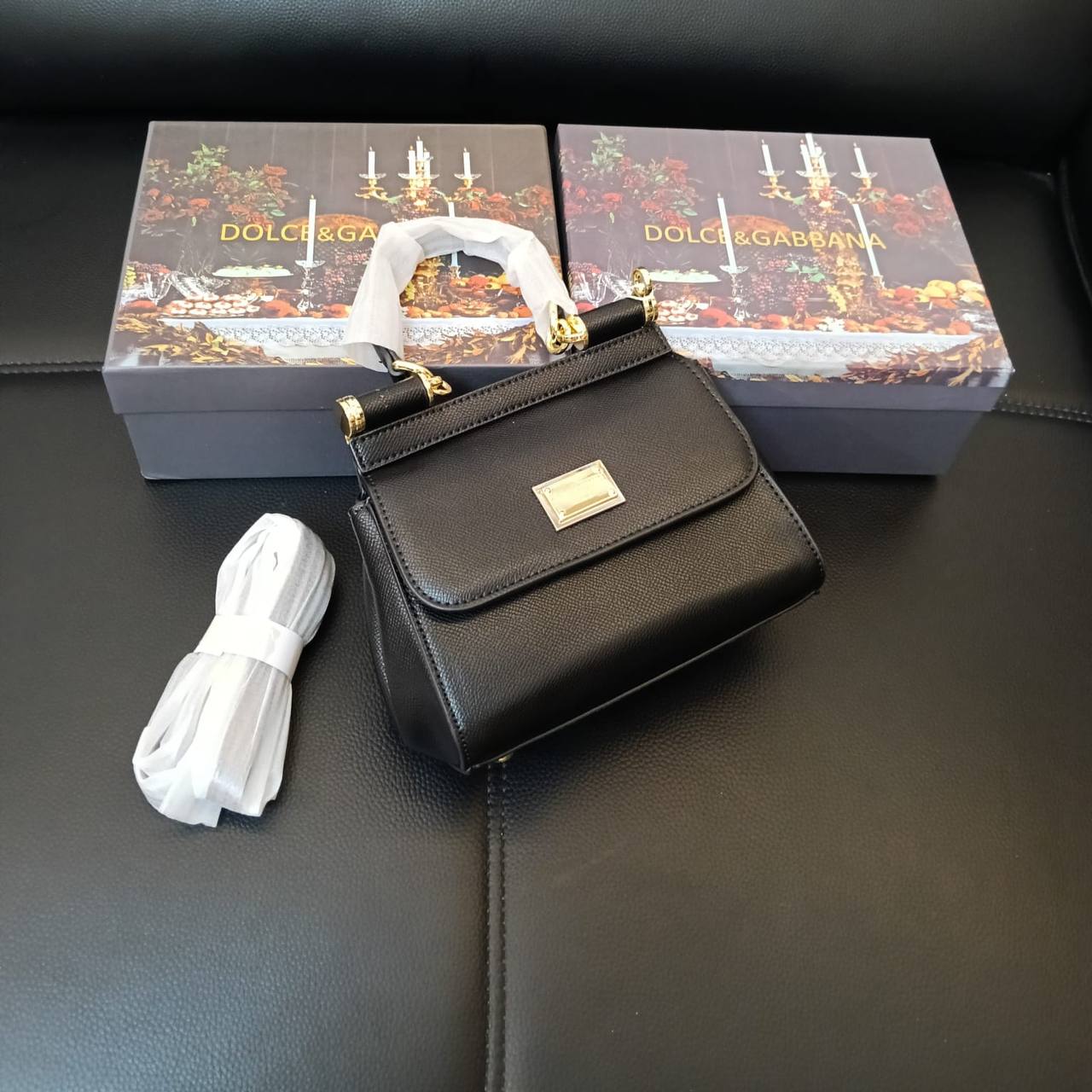 D&G
105 dhs✅
with box
size 20cm

Zain26
♥️♥️♥️