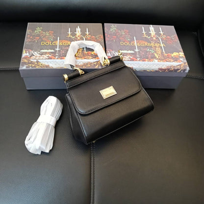 D&G
105 dhs✅
with box
size 20cm

Zain26
♥️♥️♥️