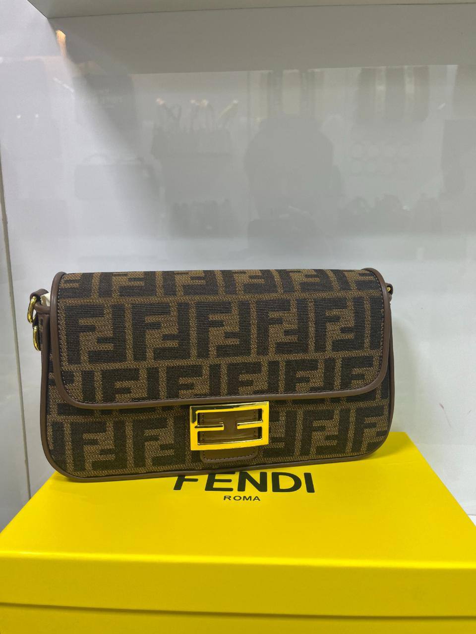 Fendi
Best quality 

with box’s 
🎁🎁🎁

115 dhs🪙🖤
size 26cm

Zain158
♥️♥️♥️