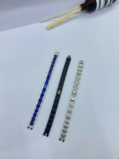 Lacoste 🐊*
Men bracelet 💥
good quality 💯
Non tarnish 💯
With black boxes 🗃️ 
45 dhs✅

Zain216
♥️♥️♥️