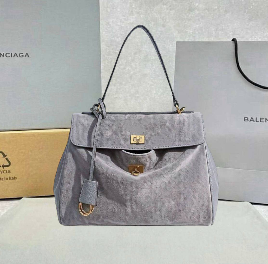BALENCIAGA 
HIGH QUALITY 
140 dhs✅

Zain295
♥️♥️♥️
