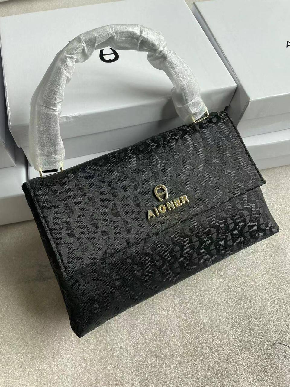Aigner

with box
🎁🎁🎁

95 dhs✅

Zain72
♥️♥️♥️