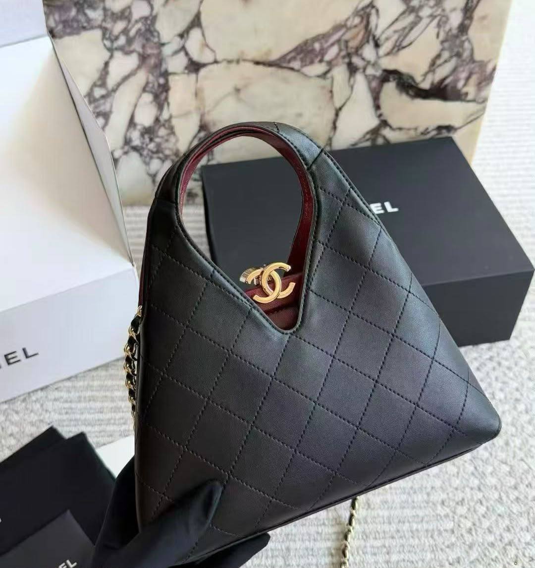 CHANEL 

COPY ONE 

NEW CAME 
WITH BOX 
150 dhs🇦🇪🇦🇪

Zain295
♥️♥️♥️