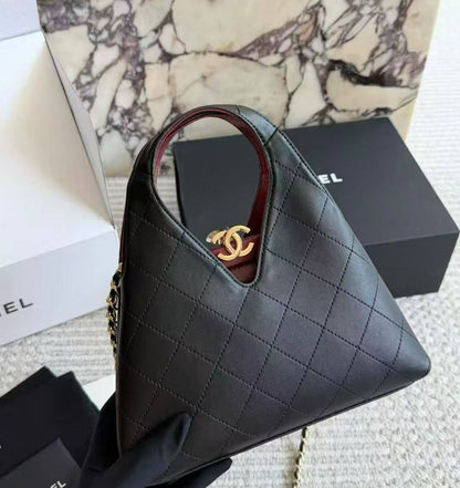 CHANEL 

COPY ONE 

NEW CAME 
WITH BOX 
150 dhs🇦🇪🇦🇪

Zain295
♥️♥️♥️