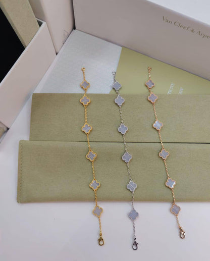 VCA ❤️‍🔥*
Mini bracelet 🦋
6 flower 🌹 
Master quality 💯
With normal boxes 📦 
50 dhs❣️
With master box 🗃️ 
90 dhs❣️

Zain216
♥️♥️♥️