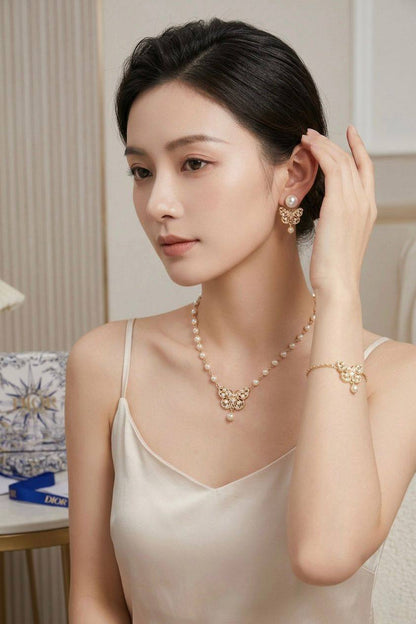 DIOR 🤍
* ⁠↗️ *Super Master Quality ®️*⬆️
* DIOR  CD Butterfly Chain with Pearl PENDANT , EARINGS & BRACLET
*260 dhs✅* with *Normal* Box & Bag
*270 dhs✅* with *Good* Packaging 🎁

Zain106
♥️♥️♥️
