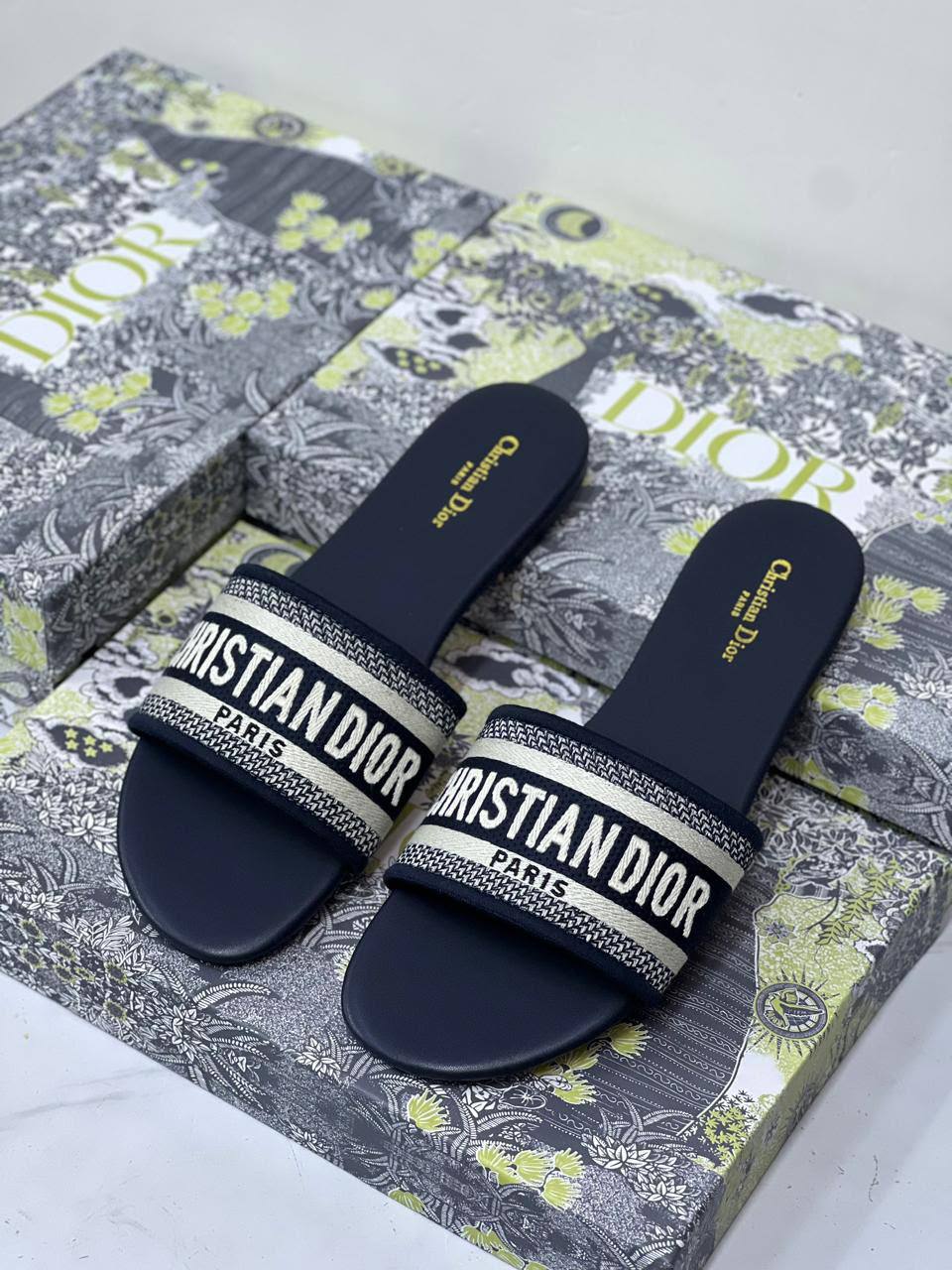 Dior 
Size 36-41
70 dhs🇦🇪🇦🇪

Zain21
♥️♥️♥️