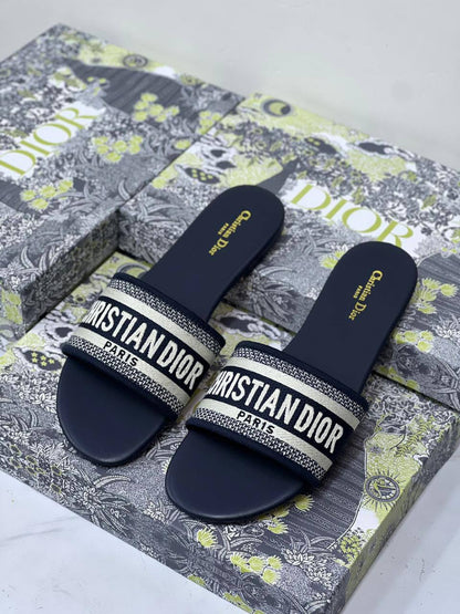 Dior 
Size 36-41
70 dhs🇦🇪🇦🇪

Zain21
♥️♥️♥️