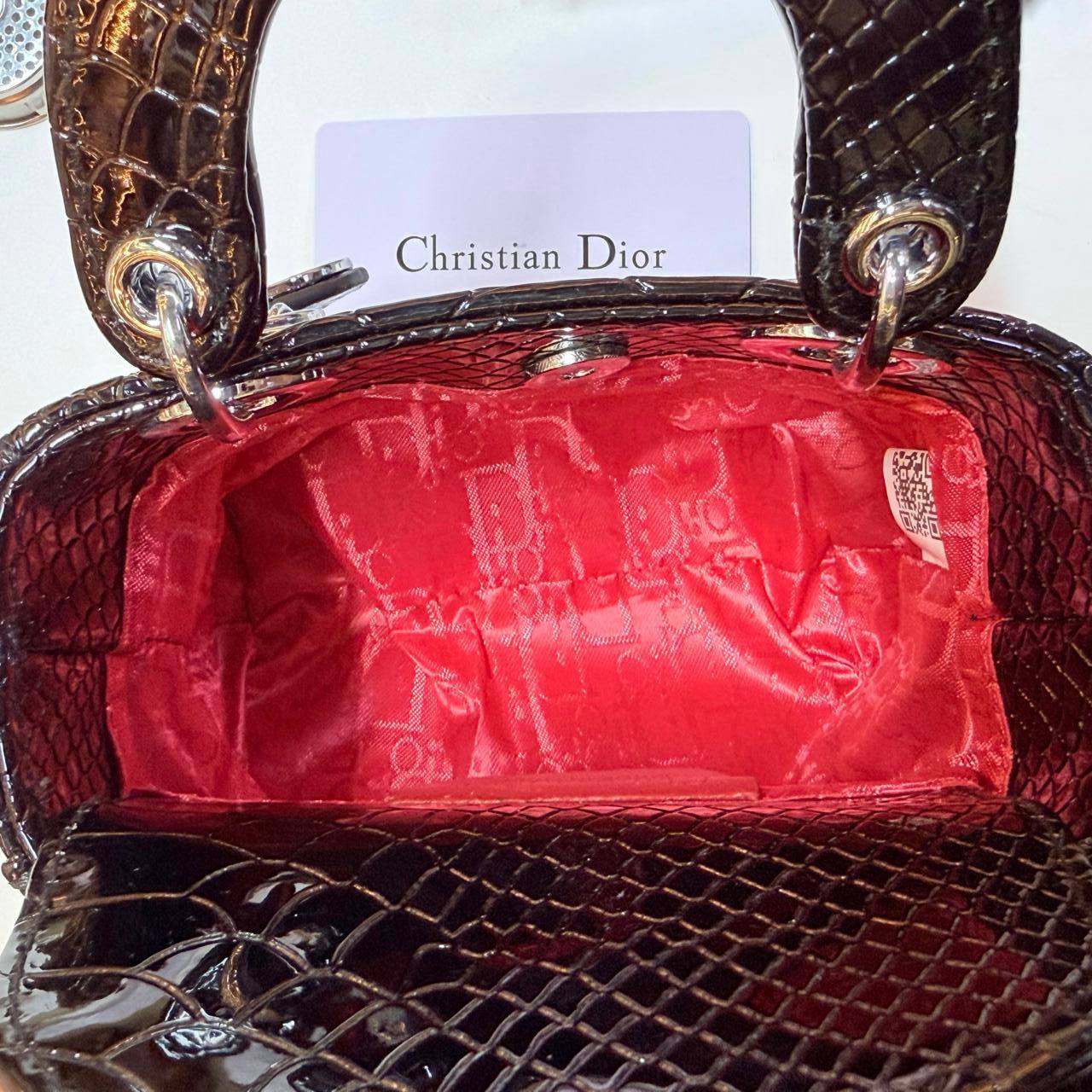 DIOR 
MINI SIZE 
 GOOD QUALITY 

WITH BOX 
🎁🎁🎁

100 dhs✅

SIZE : 14 cm

Zain295
♥️♥️♥️