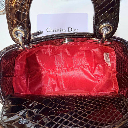 DIOR 
MINI SIZE 
 GOOD QUALITY 

WITH BOX 
🎁🎁🎁

100 dhs✅

SIZE : 14 cm

Zain295
♥️♥️♥️