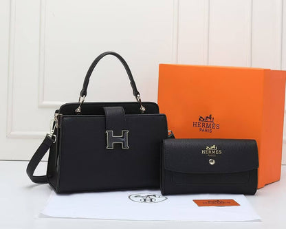 Hermes 
105 dhs🪙💚

with box
🎁🎁🎁

size 25×10×16cm

Zain42
♥️♥️♥️