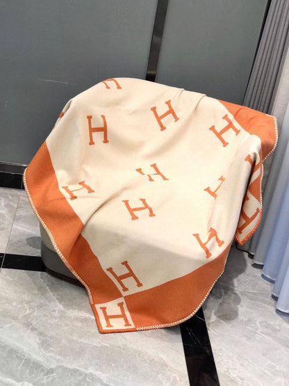 New collection 
Master 
Throw blanket in Merinos wool and cashmere (90%
rinos wool, 10% cashmere)
Size 135*170
👉🏽Blanket 
150 dhs✅

👉🏽Pillows with feeling
90 dhs✅

Zain99
♥️♥️♥️