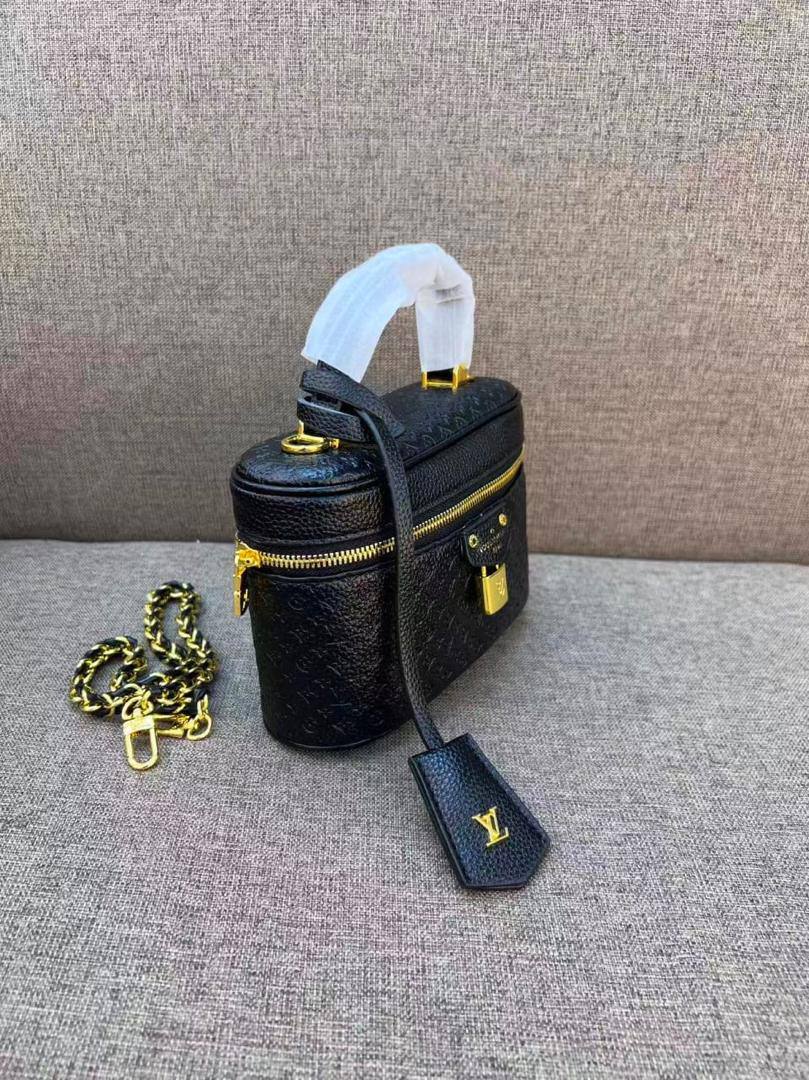 LV
95 dhs✅
with box
size 19cm

Zain26
♥️♥️♥️