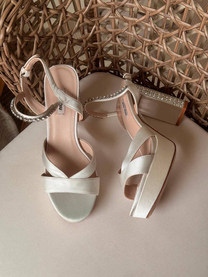 MIU MIU 
✨ Collection
👠 36–41
💎 Premium Quality
🔥 Super Master
450 dhs🇦🇪🇦🇪

Zain198
♥️♥️♥️
