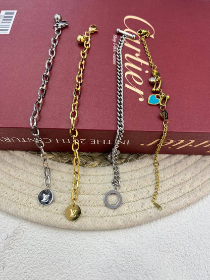 Stainless steel 🔥*
Non tarnish 💯
Necklace ❤️‍🔥
Bracelet 🌸
One piece 
With black boxes 📦 
20 dhs🪙🌨️
With normal boxes 🗃️ 
And paper bag🛍️
30 dhs🪙🌨️

Zain216
♥️♥️♥️