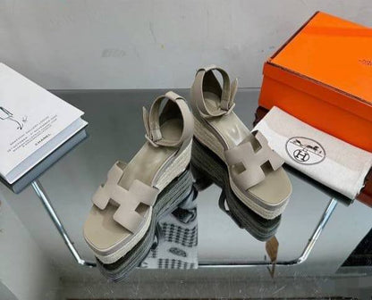 HERMES 
☘️ *SIZE  35  to 40 ☘️                                                                                                       
230 dhs🌺

Zain224
♥️♥️♥️