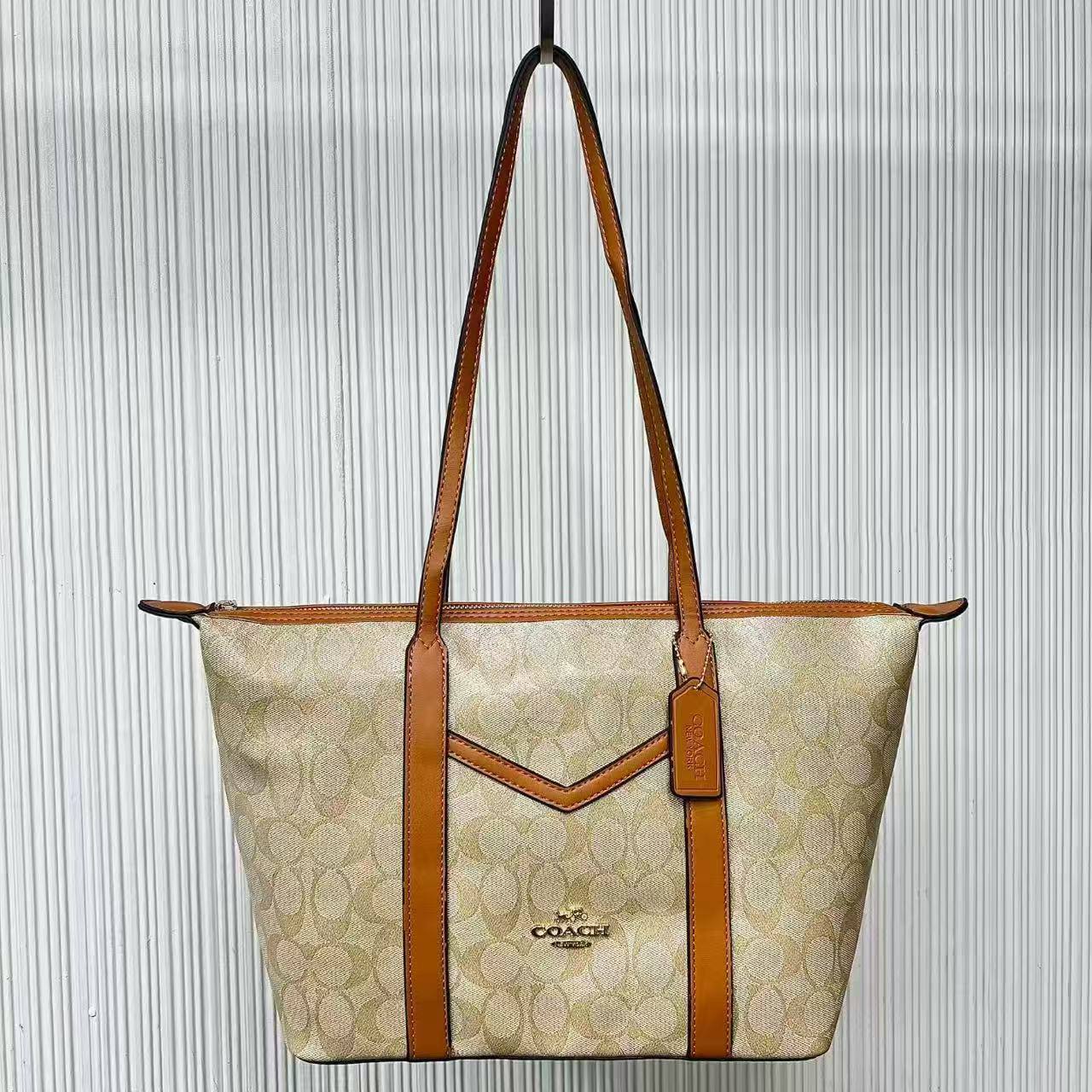 Coach
With zipper 
75 dhs💓

Zain232
♥️♥️♥️