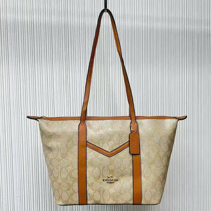 Coach
With zipper 
75 dhs💓

Zain232
♥️♥️♥️
