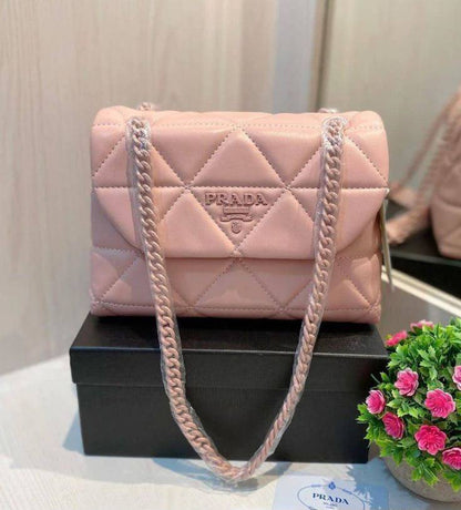 Prada

90 dhs🇦🇪🇦🇪
With box

Zain219
♥️♥️♥️