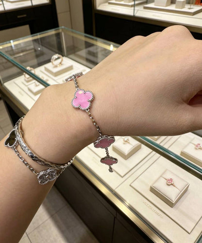 VCA 
Bracelet 
Master☘️
*70* AED with normal box 📦

Zain48
♥️♥️♥️