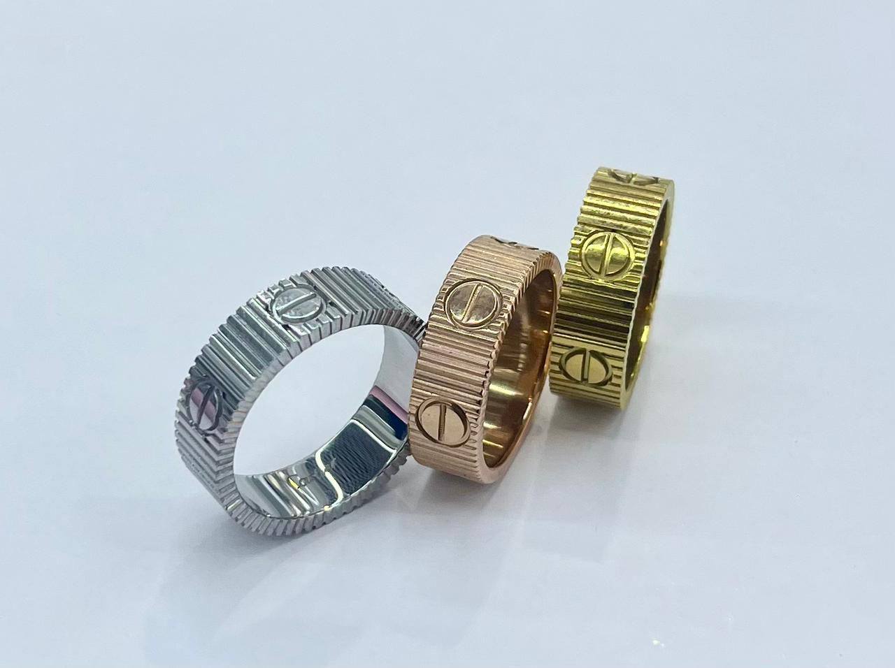 Cartier 🌊*
Ring 💍 size available 👇
6,7,8,9
Stainless steel 💯
With black boxes 🗃️ 
20 dhs🪙🌨️
With normal boxes 📦 
And paper bag🛍️
30 dhs🪙🌨️

Zain216
♥️♥️♥️