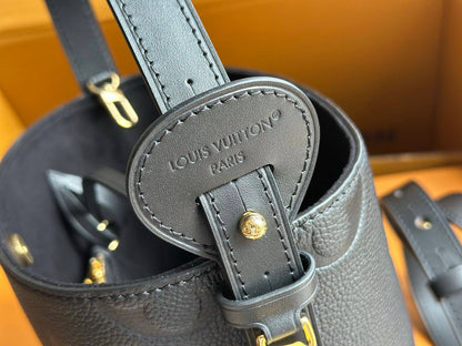 Louis Vuitton
Color:Black / very dark charcoal
Grained calfskin leather
Gold-tone metal details

For Price 👇 WhatsApp✅
0568585901 
0507557372
0552275751 Owner Zain 👌

Zain325
♥️♥️♥️