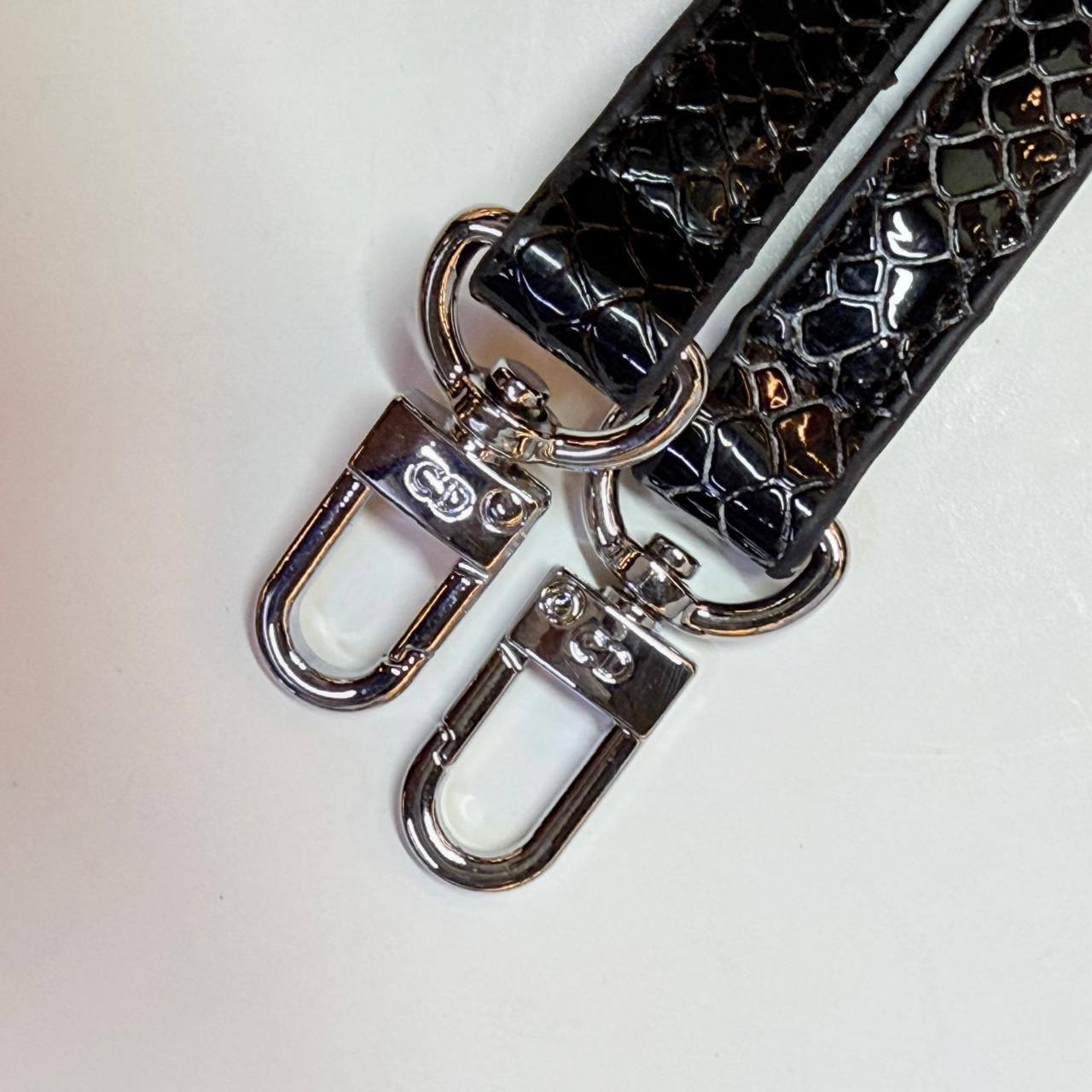 DIOR 
MINI SIZE 
 GOOD QUALITY 

WITH BOX 
🎁🎁🎁

100 dhs✅

SIZE : 14 cm

Zain295
♥️♥️♥️