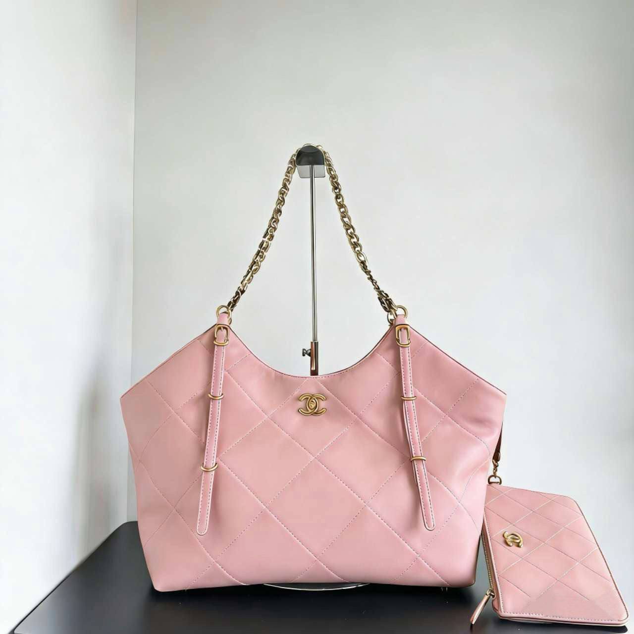 CHANEL 
GOOD QUALITY 
MINI SIZE WITH BOX 
130 dhs🇦🇪🇦🇪
Size: 20 cm

Zain295
♥️♥️♥️