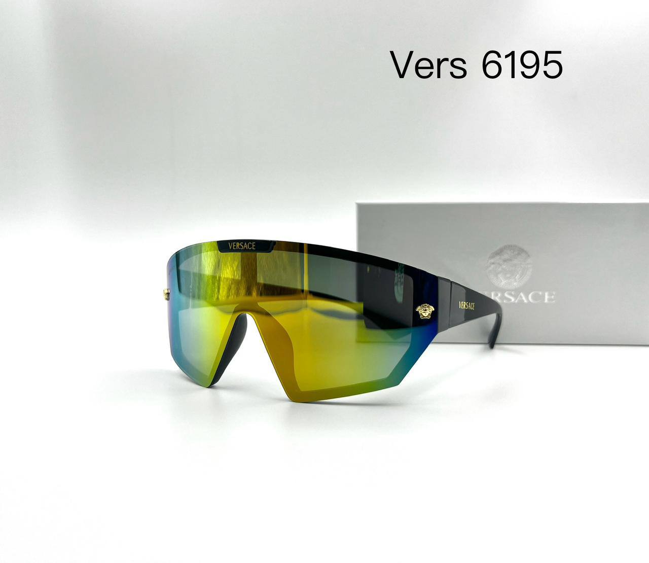 Versace💥*
Sunglasses 🕶️ 
good quality 💯
With master box 🗃️ 
50 dhs✅

Zain273
♥️♥️♥️