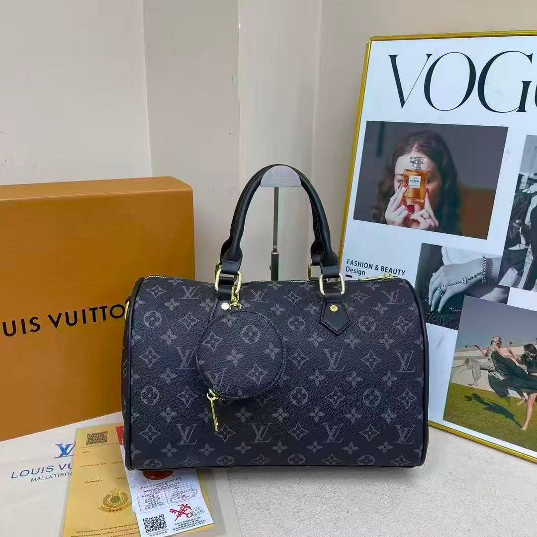 LV
Size  32×18cm
100 dhs✅

Zain04
♥️♥️♥️