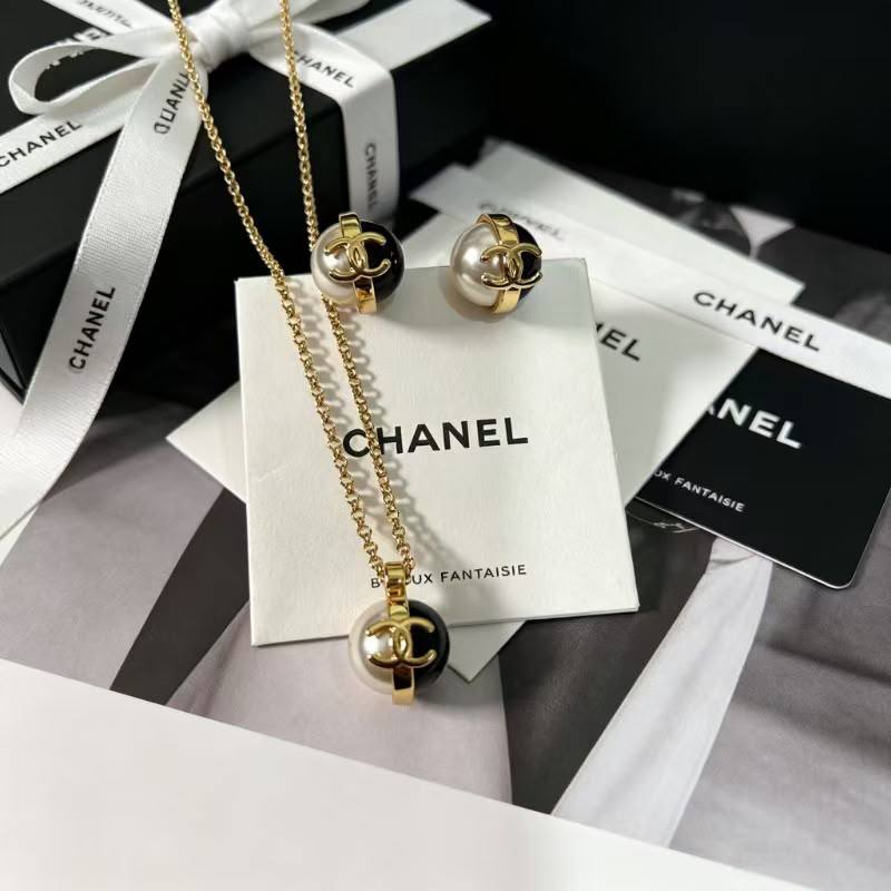 CHANEL 
Necklace 😍
Earring 🦋
Master quality 💯
With normal boxes 🗃️ 
85 dhs🇦🇪🇦🇪

With master box 📦 
100 dhs🇦🇪🇦🇪

Zain216
♥️♥️♥️