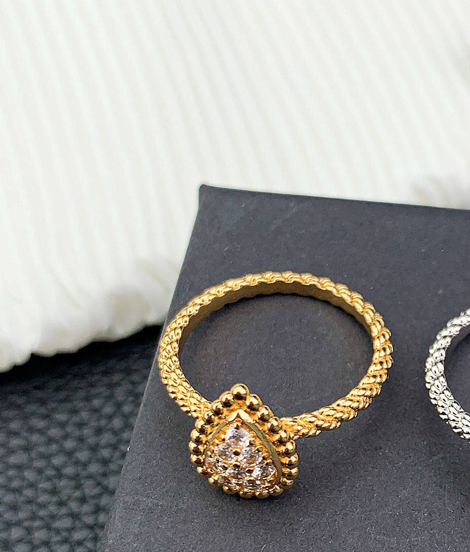 BOUCHERON 
Ring 💍 available size👇
6,7,8,9
Master quality 💯
With normal boxes 📦 
45 dhs🇦🇪🇦🇪

With master box 🗃️ 
125 dhs🇦🇪🇦🇪

Zain216
♥️♥️♥️