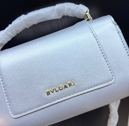 Bvlgari
110 dhs💓
with box
🎁🎁🎁

size 19×5×10cm

Zain213
♥️♥️♥️