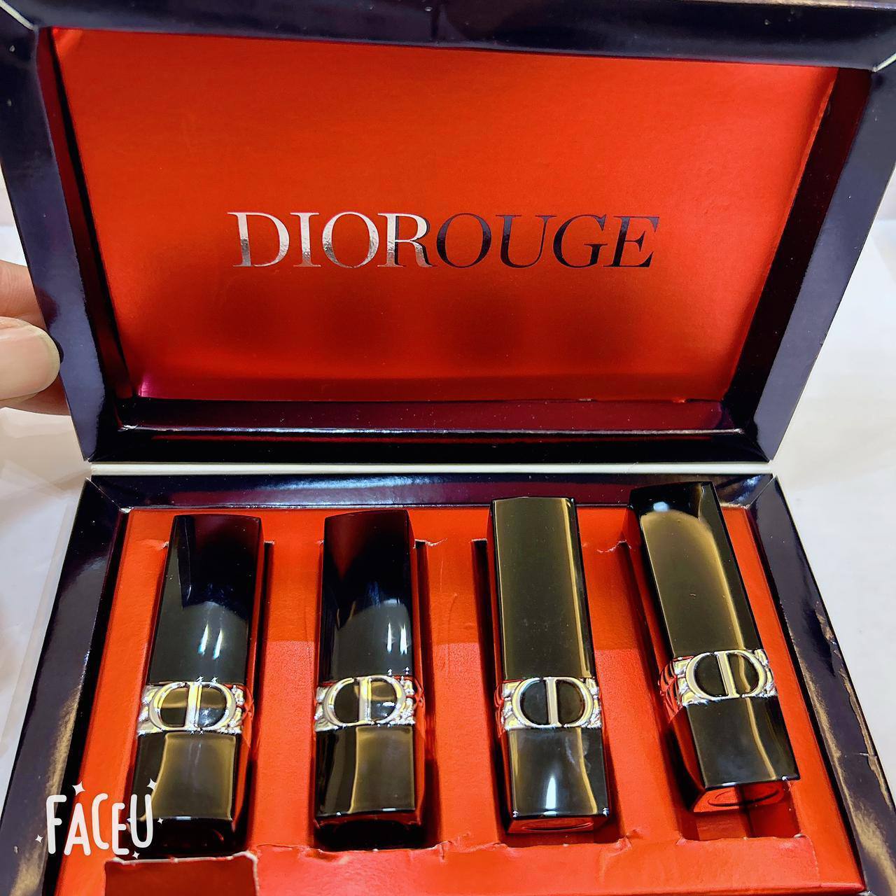 Dior Set
With paper bag 
55 dhs🪙💕

Zain17
♥️♥️♥️