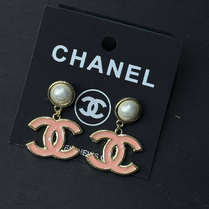 *Earring ❤️‍🔥*
good quality 💯
With black boxes 🗃️ 
20 dhs🗽
With normal boxes 📦 
And paper bag 🛍️
30 dhs🗽

Zain216
♥️♥️♥️