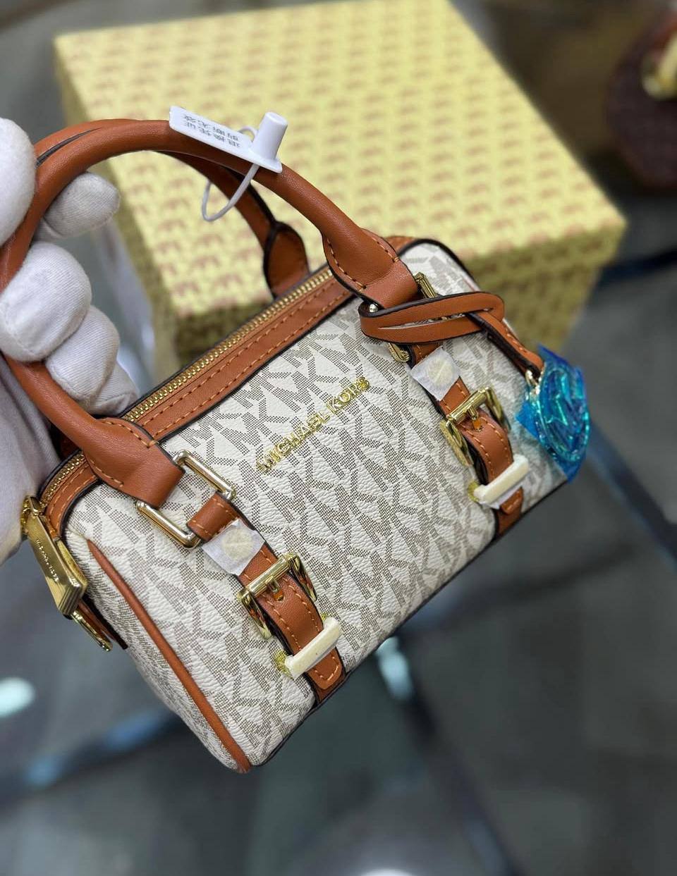 Mk 
19cmx14cmx8cm 

85 dhs✅

 with box
🎁🎁🎁

Zain72
♥️♥️♥️