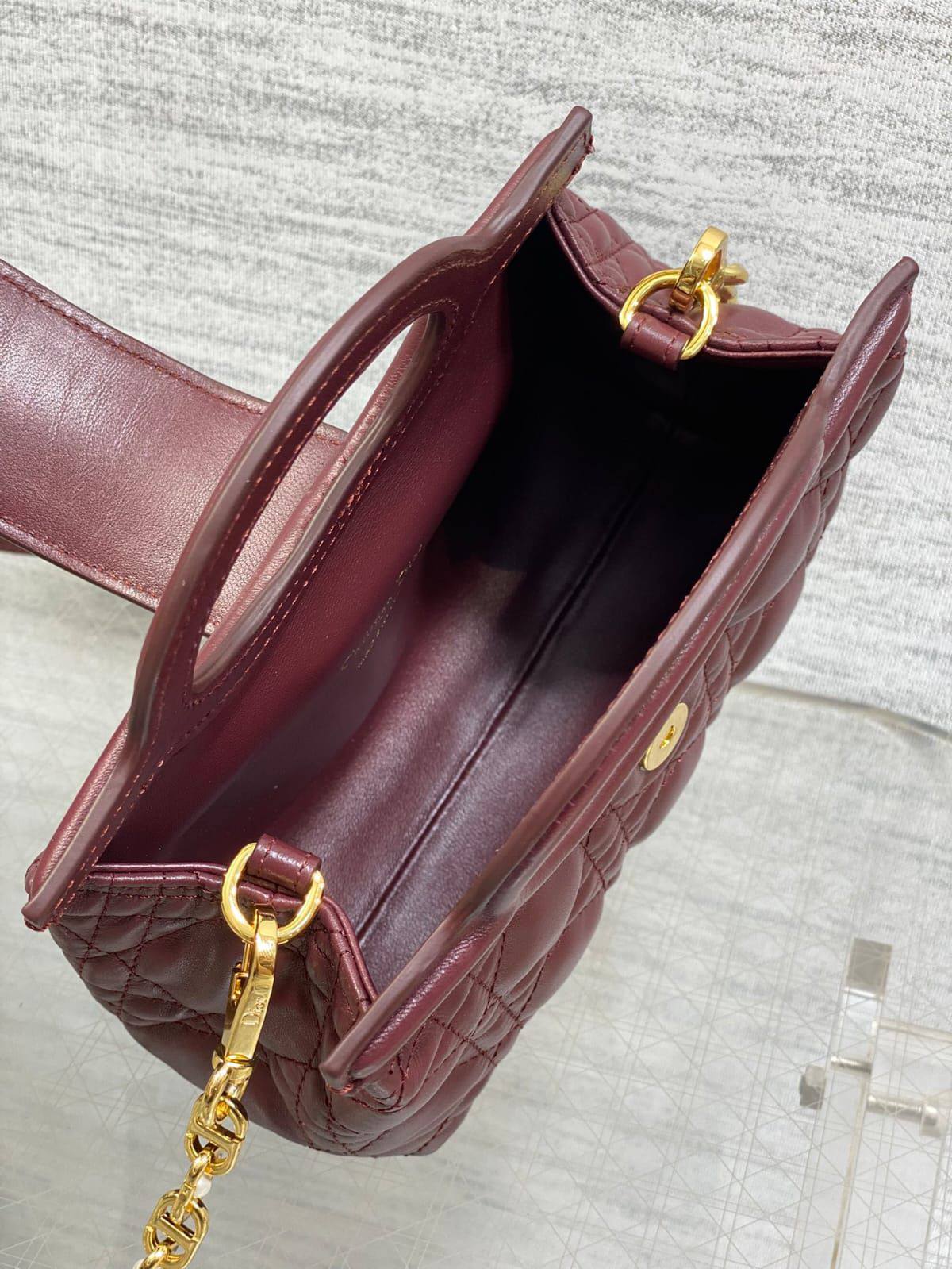 Dior Jolie Top Handle Mini Bag✅*
*Size 18 cm*
*Super Master*
For Price 👇 WTSP Text Zain 0568585901

Zain274
♥️♥️♥️