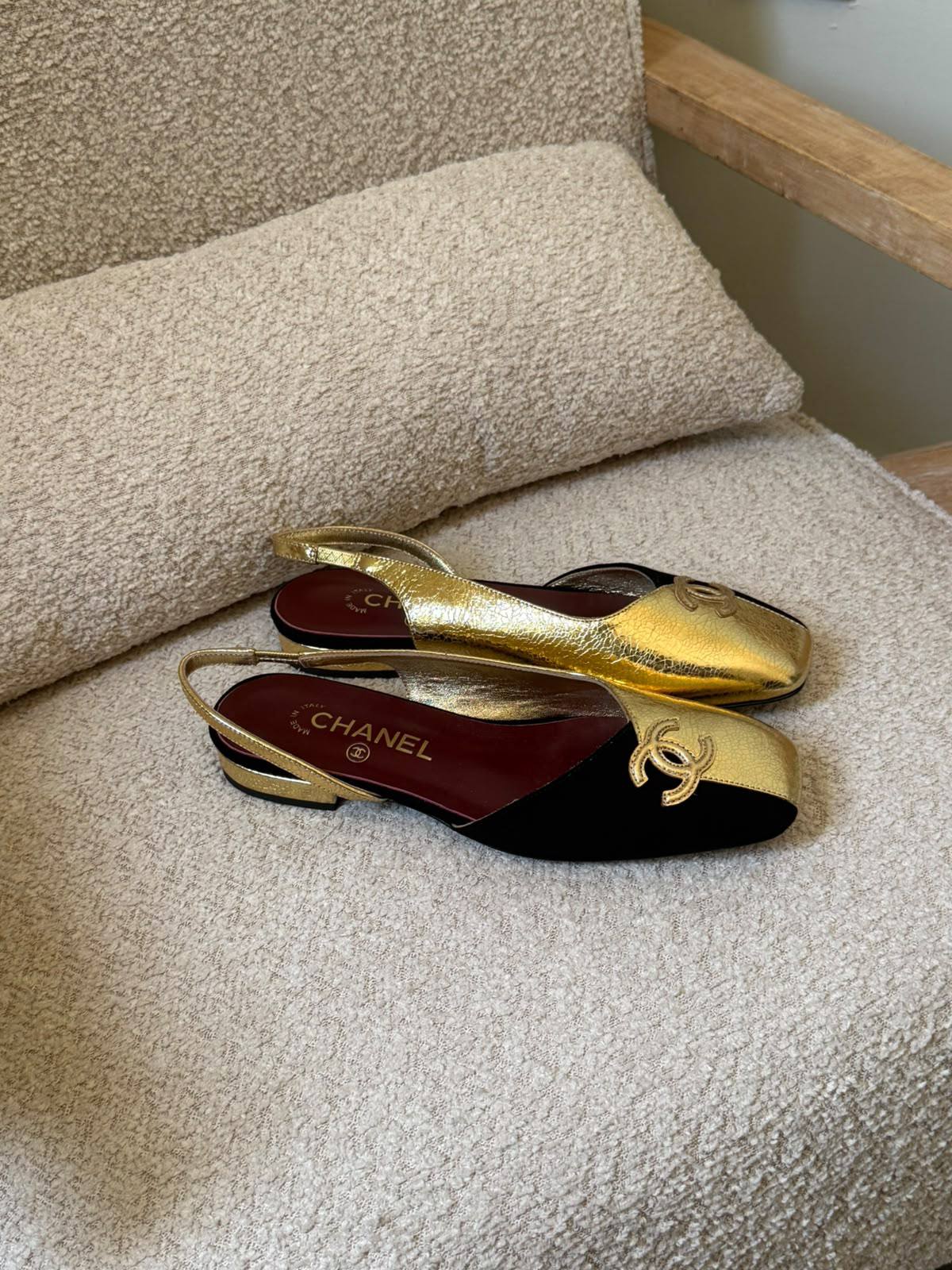 Chanel

𝐀𝐯𝐚𝐢𝐥𝐚𝐛𝐥𝐞 𝐍𝐨𝐰
𝐒𝐢𝐳𝐞𝐬: 𝟑𝟔 — 𝟒𝟏
500 dhs🇦🇪🇦🇪

Zain298
♥️♥️♥️