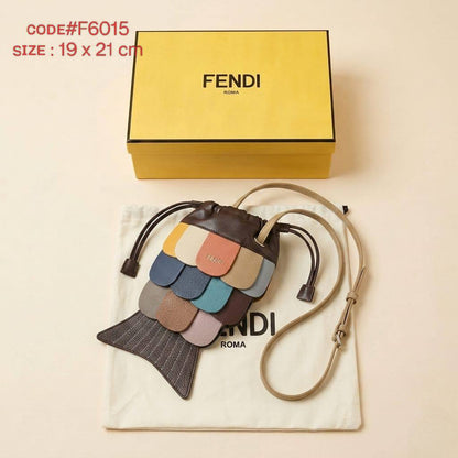 FENDI ғɪsʜ ᴄᴏʟᴏʀғᴜʟ
sᴄᴀʟᴇ ᴄʀᴏssʙᴀɢ
sᴏғᴛ ʟᴇᴀᴛʜᴇʀ ᴍᴀᴛᴇʀɪᴀʟ
sɪᴢᴇ : 19 cm
ᴡɪᴛʜ BOX
🎁🎁🎁

75 dhs✅

Zain31
♥️♥️♥️