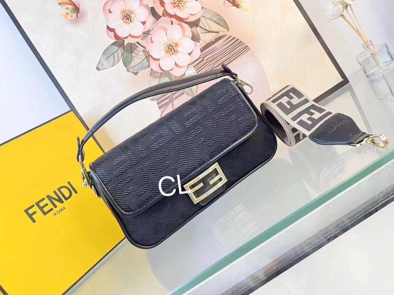 💎Fendi Baguette
1️⃣ First quality +box🎁 
Size : 26 *15 cm
95 dhs🌺
with box 🎁

Zain115
♥️♥️♥️