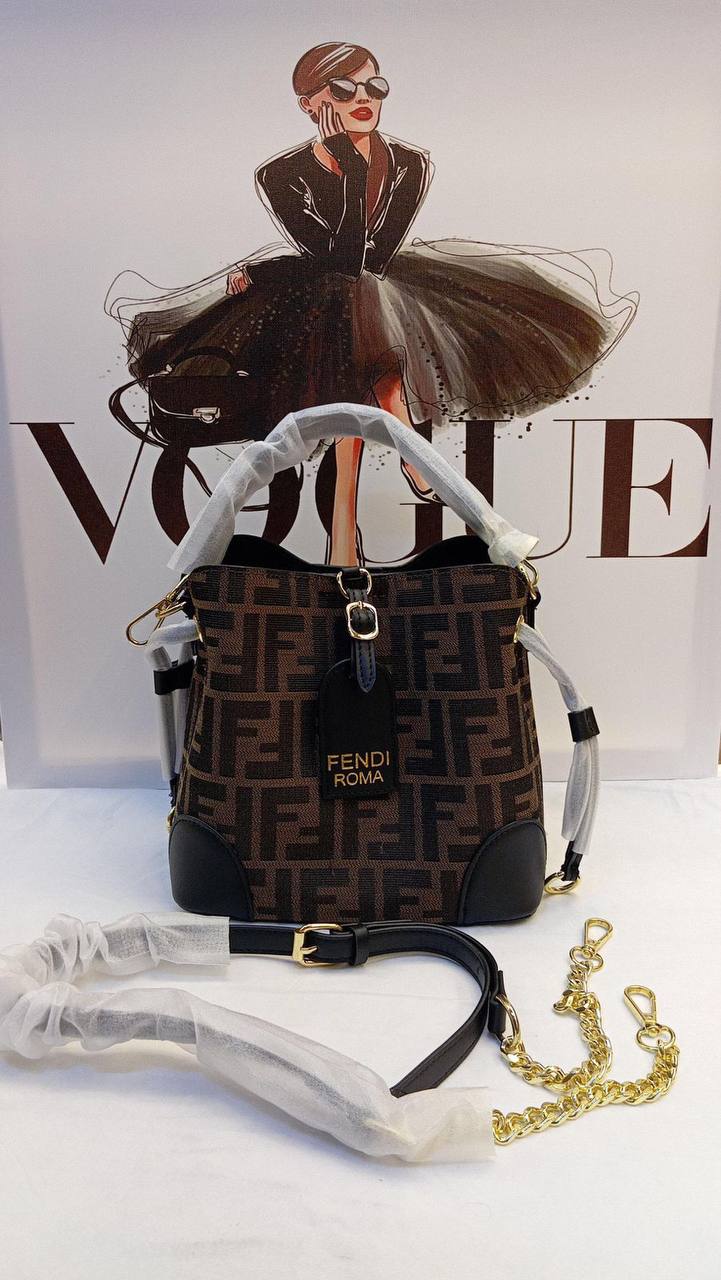 Fendi
Best quality

With box’s
🎁🎁🎁

110 dhs✅
size 21cm

Zain158
♥️♥️♥️