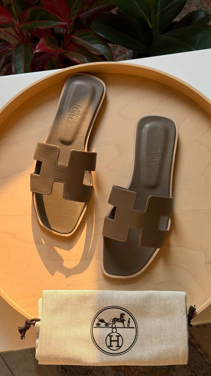 Hermes

Available

Master quality 
Size: 36 to 41 

430 dhs🇦🇪🇦🇪

Zain318
♥️♥️♥️